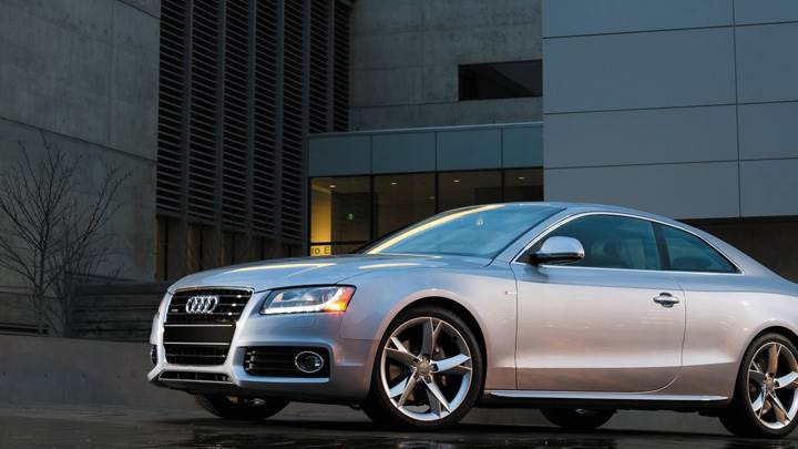 Side Pose Of 2008 Audi A5 In Silver
